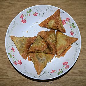 Archivo:Samosas, snack food at Wikipedia's 16th Birthday celebration in Chittagong (01)