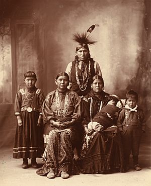 Archivo:Sauk Indian family by Frank Rinehart 1899