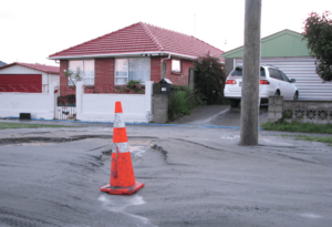 Archivo:Soil liquefaction from the M 6.0 13 June 2011 Christchurch earthquake