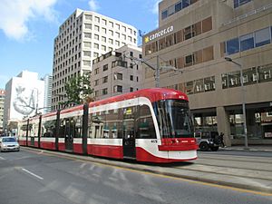 Archivo:TTC Flexity 4470 on route 512 St. Clair WB west of Yonge St