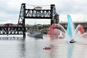 Archivo:US Navy 060608-N-7783B-003 A Portland fire boat greets the guided-missile frigate USS Ingraham (FFG 61) with red, white and blue water streams as she passes under the Willamette river^rsquo,s Steel Bridge