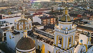 Archivo:Vista de la Parroquia de Santiago Apóstol