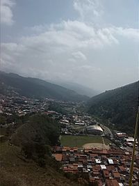 Archivo:Vista hacia la Urb. La vega y el Estadio de beisbol Julio Santana de León