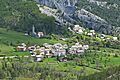 Vue sur le village de Villeneuve-d'Entraunes en grimpant vers Enaux