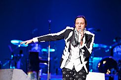 Archivo:Win Butler of Arcade Fire at Lollapalooza 2014