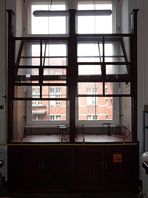 Archivo:Wooden fume hood Gdansk University of Technology