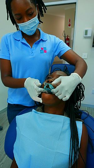 Archivo:Zambian orthodontist working on a Cameroonian in Lusaka