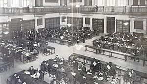 Archivo:1914-02-28, La Esfera, El movimiento cultural de España, Aspecto del salón de lectura de la Biblioteca Nacional, Campúa-18 (cropped)