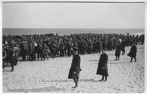 22NUM1PH2-24 Correspond à la photographie 27 Fi 124 du fonds Chauvin, Arrivée des soldats réfugiés au camp du Barcarès.jpg