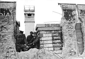 Archivo:Bundesarchiv Bild 183-1990-0419-014, Berlin, Loch in Mauer, Grenzsoldaten, Wachturm