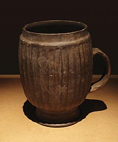Archivo:CMOC Treasures of Ancient China exhibit - large grey mug