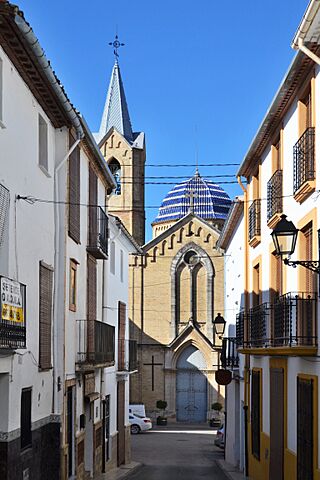 Carrer dels Dolors i església de sant Pere de Beniarrés.JPG