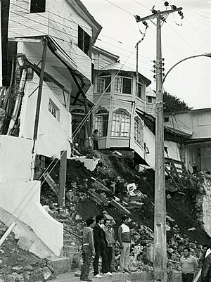 Archivo:Casas afectadas por el terremoto en San Antonio