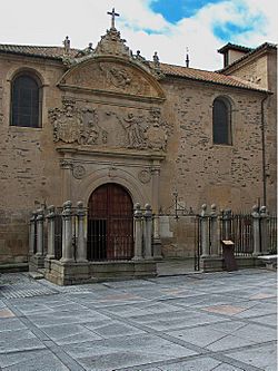 Archivo:Convento de la Anunciación, Alba de Tormes. Portada