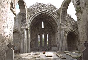 Archivo:Corcomroe Abbey Crossing And Presbytery 1997 09 03