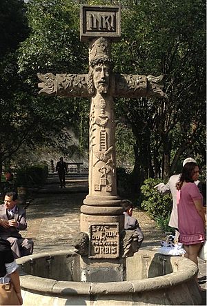 Archivo:Cruz de la Parroquia de San Jacinto