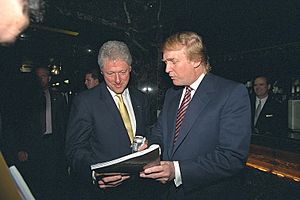Archivo:Donald Trump and Bill Clinton 06
