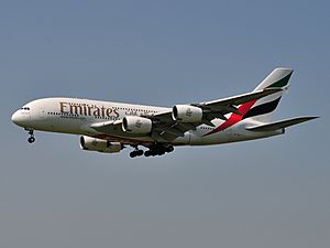 Archivo:Emirates A380 A6-EDJ