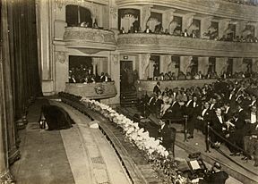 Archivo:Escenario del teatro municipal de Lima 1924