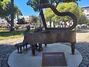 Archivo:Escultura Claudio Arrau. Plaza de Armas de Chillán