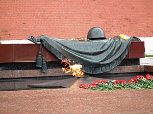 Archivo:Eternal flame at the Tomb of the Unknown Soldier, Moscow