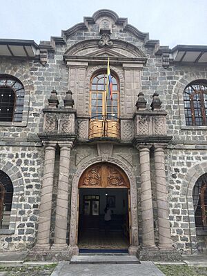 Archivo:Fachada de la Biblioteca Aurelio Espinosa Pólit. Quito, Ecuador