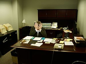 Archivo:Frustrated man at a desk