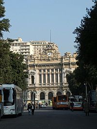 Archivo:Genova-Giardini di Piazza Verdi e stazione ferroviaria di Brignole