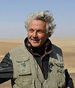 Archivo:George Miller while filming Fury Road (cropped)