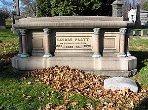 Archivo:George Platt Sarcophagus and George Platt Lynes head stone
