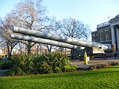 Guns in front of the Imperial War Museum (geograph 2788057)