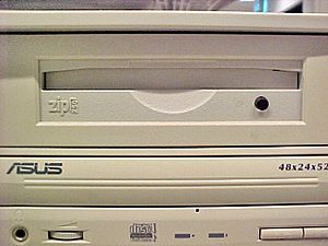Archivo:Internal zip drive inside computer