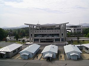 Archivo:Joint Security Area from North Korea
