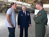 Archivo:Jon Favreau at Edwards Air Force Base