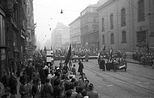 Archivo:Kossuth Lajos utca a Ferenciek tere felől nézve. 1956. október 25-e délután, - Fortepan 24652