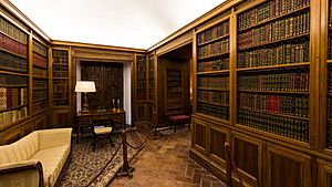 Archivo:Library in Palacio de Viana (27616775476)