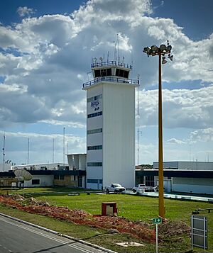 Archivo:Mérida International Airport (Aeropuerto Internacional de Mérida Manuel Crescencio Rejón) Feb 2021 - 08