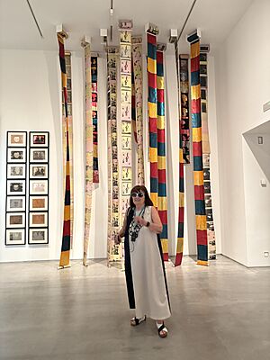 Archivo:Marisa González ante una de sus obras