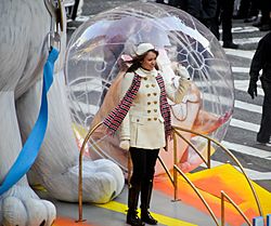 Archivo:Miley Cyrus at the Macy's Thanksgiving Day Parade