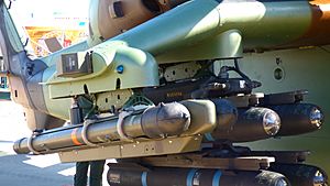 Archivo:Missiles Mistral et Hellfire monté sur un hélicoptère Tigre