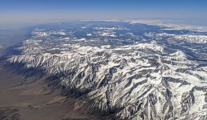 Archivo:Mt. Whitney and south-eastern Sierra Nevada aerial