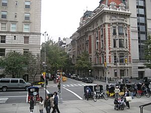 Archivo:Near Metropolitan Museum of Art - panoramio