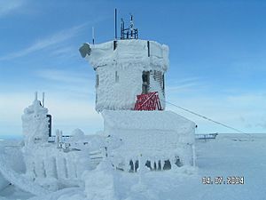 Archivo:Observatory tower in rime with blue sky