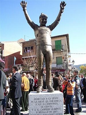 Archivo:Paquito Fernandez Ochoa statue