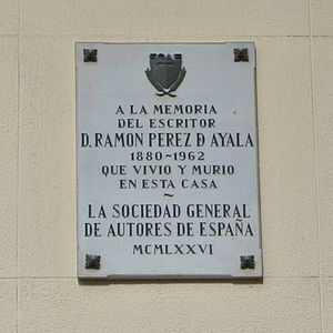 Archivo:Placa en el último domicilio de Ramón Pérez de Ayala