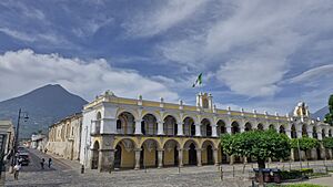 Archivo:Plaza Mayor Antigua Guatemala