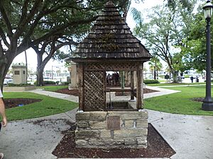 Archivo:Public Well in Plaza De La Constitucion