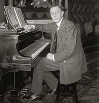 Archivo:Rachmaninoff seated at Steinway grand piano