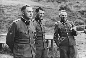 Archivo:Richard Baer, Josef Mengele, Rudolf Hoess, Auschwitz. Album Höcker