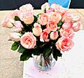 Rosas de color rosa en florero
